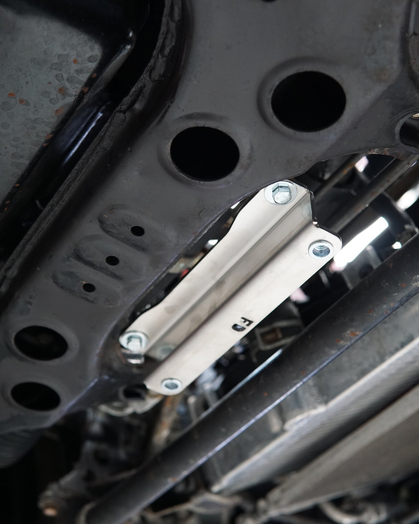Mazda FD RX-7 Underbody with an Aerocutt aluminium front undertray bracket installed.