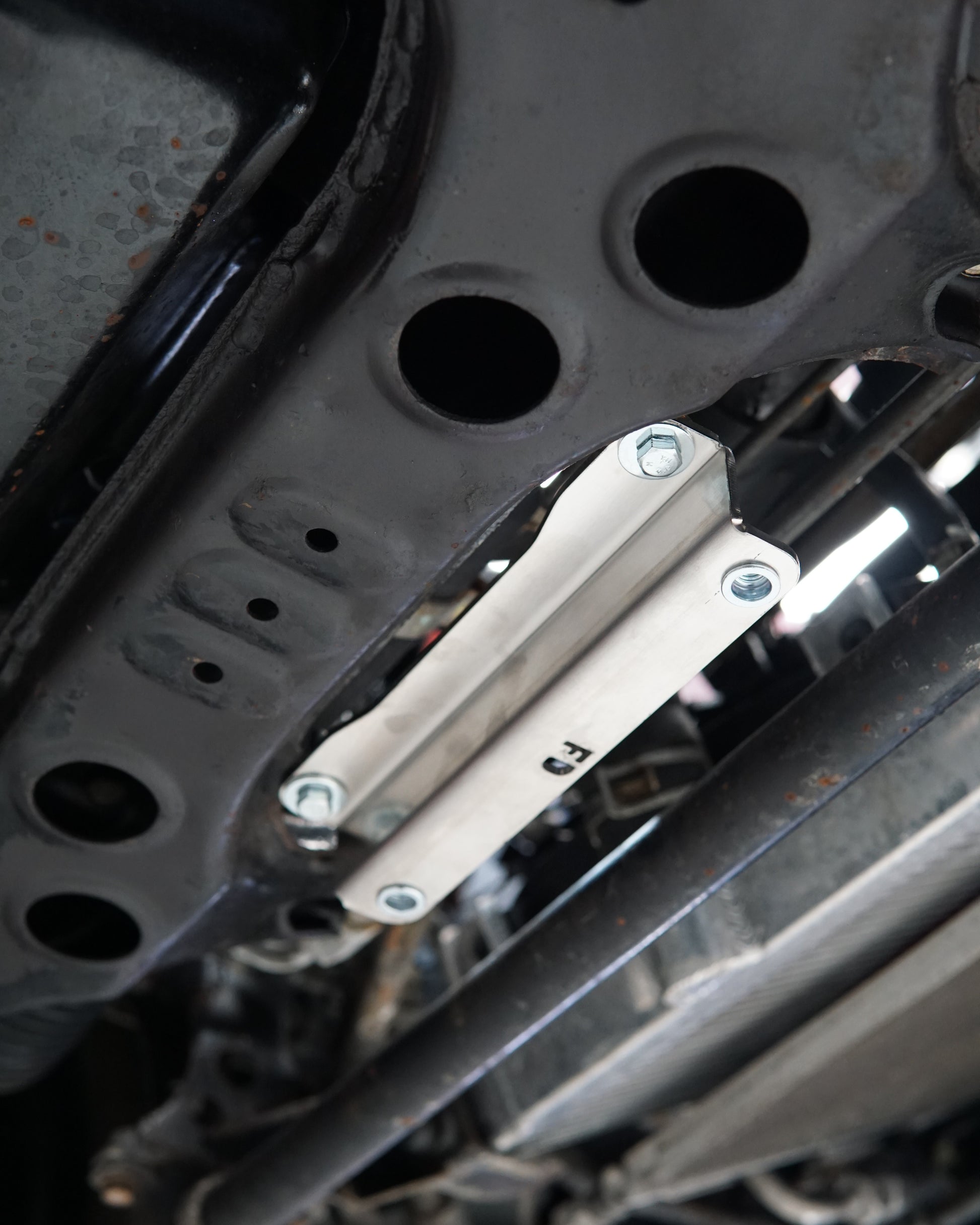 Mazda FD RX-7 Underbody with an Aerocutt aluminium front undertray bracket installed.